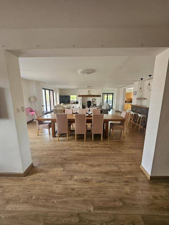 Location de vacances pour 14 personnes, avec sauna et vue ainsi que jardin et piscine, animaux acceptés dans Saint-Ovin