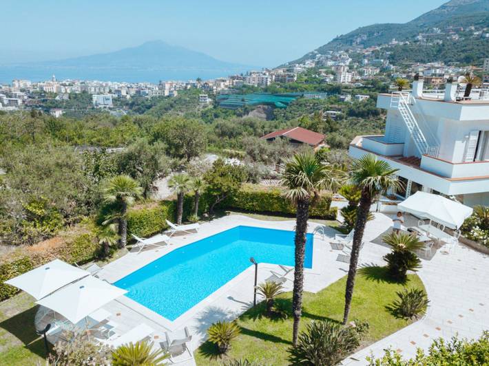 Location de vacances pour 10 personnes, avec terrasse ainsi que jardin et piscine à Vico Equense - 4