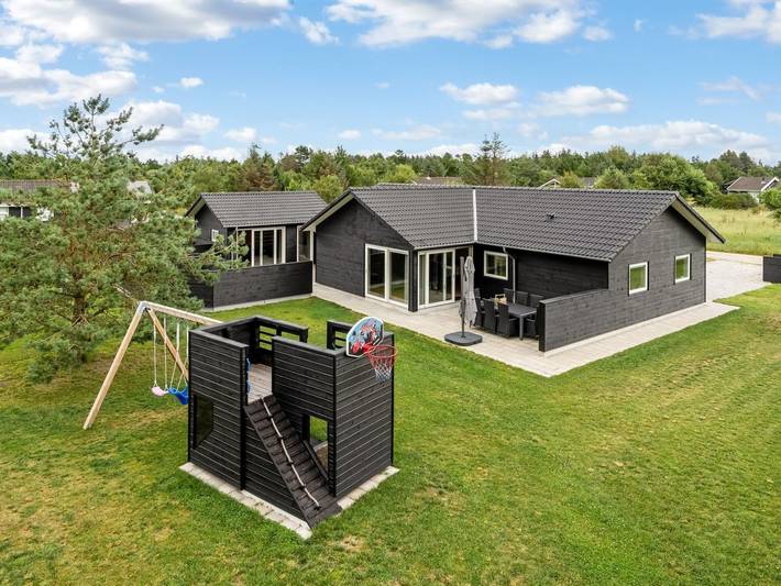 Ferieudlejning for 10 personer, med Terrasse og Sauna i Tversted