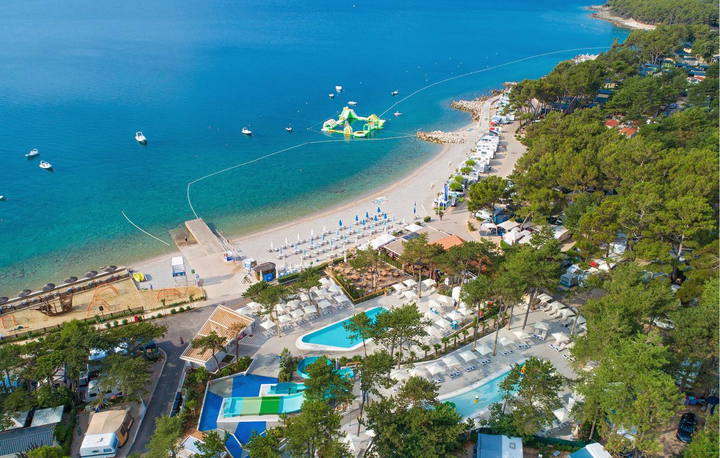 Charmant mobil-home avec vue sur la mer, piscine et terrasse près de la plage in Ville de Krk, Krk