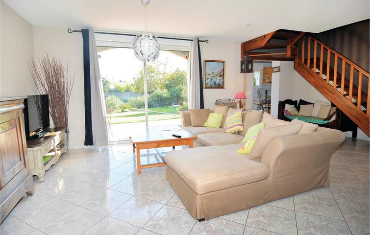Oasis au bord de la piscine : Apt de 180m² avec parking et WiFi, 1.5km du centre d'Eyguières in Eyguières, Région d'Arles