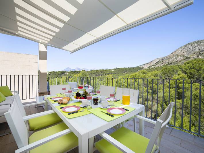 Feriehus for 6 personer, med terrasse og barnebasseng i tillegg til hage - 1
