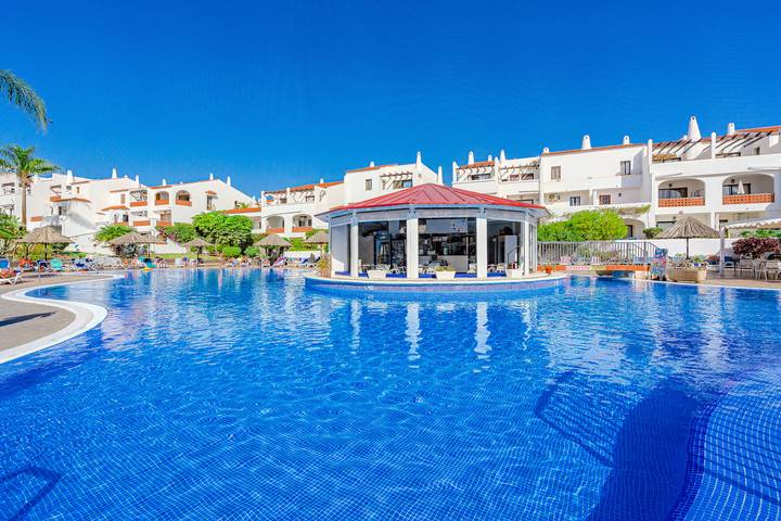 Apartamento para 6 personas, con jardín además de terraza y piscina en Amarilla Golf