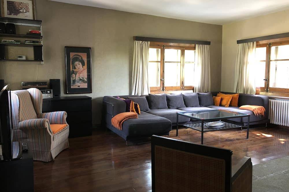 Beautiful detached country house with garden and swimming pool between Segovia and Madrid. in Ortigosa del Monte, Segovia Province