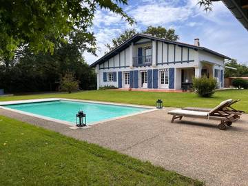 Cottage pour 8 personnes, avec piscine ainsi que jardin et vue à Villefranque