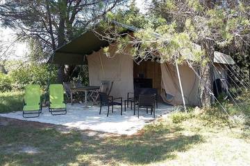 Camping für 4 Personen, mit Garten und Pool in Vaucluse
