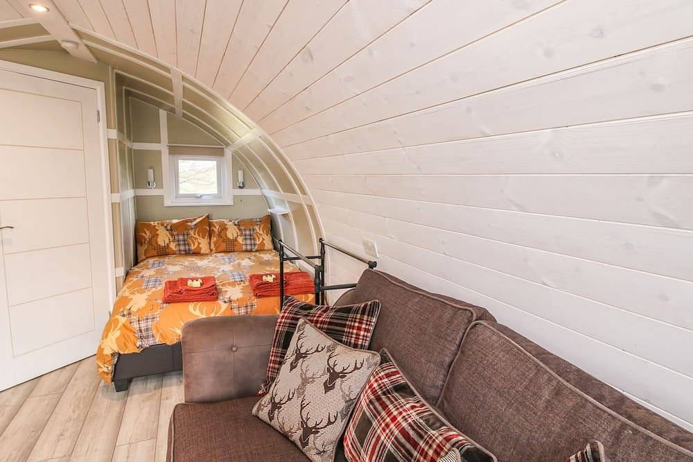 Cherry Pod 2, pet friendly, with a garden in Meole Brace in Shrewsbury, Shropshire