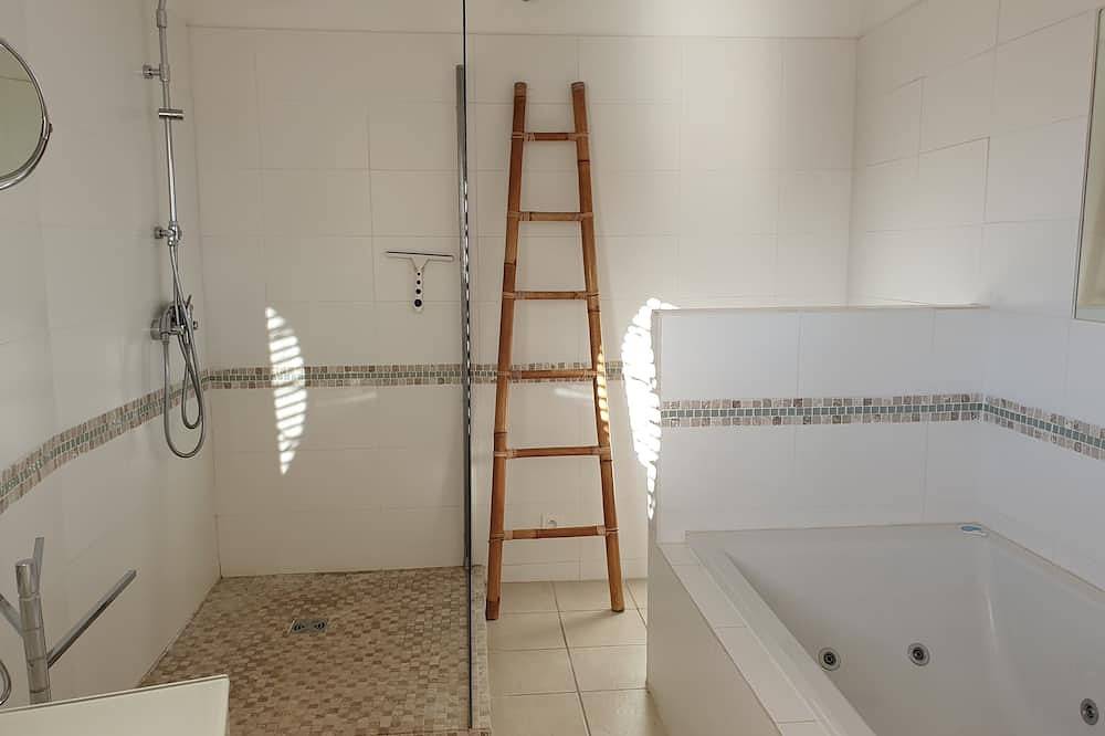 Appartement entier, Studio dans villa avec grande terrasse et merveilleuse vue mer. 400m de la mer in Sagone, Vico