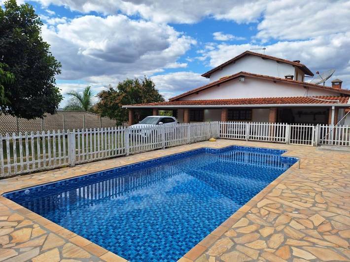 Casas e apartamentos de temporada para 14 pessoas, com vista e piscina e ainda jardim em Pinhalzinho