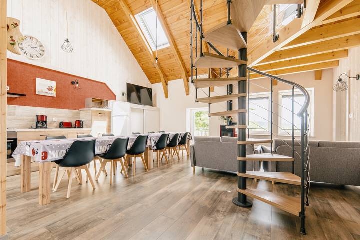 Gîte pour 10 personnes, avec Jardin à Champs-sur-Tarentaine-Marchal