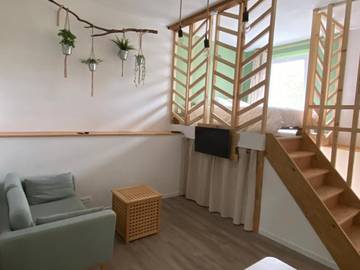 Appartement de vacances pour 2 personnes, avec jardin ainsi que terrasse et vue dans le Cantal