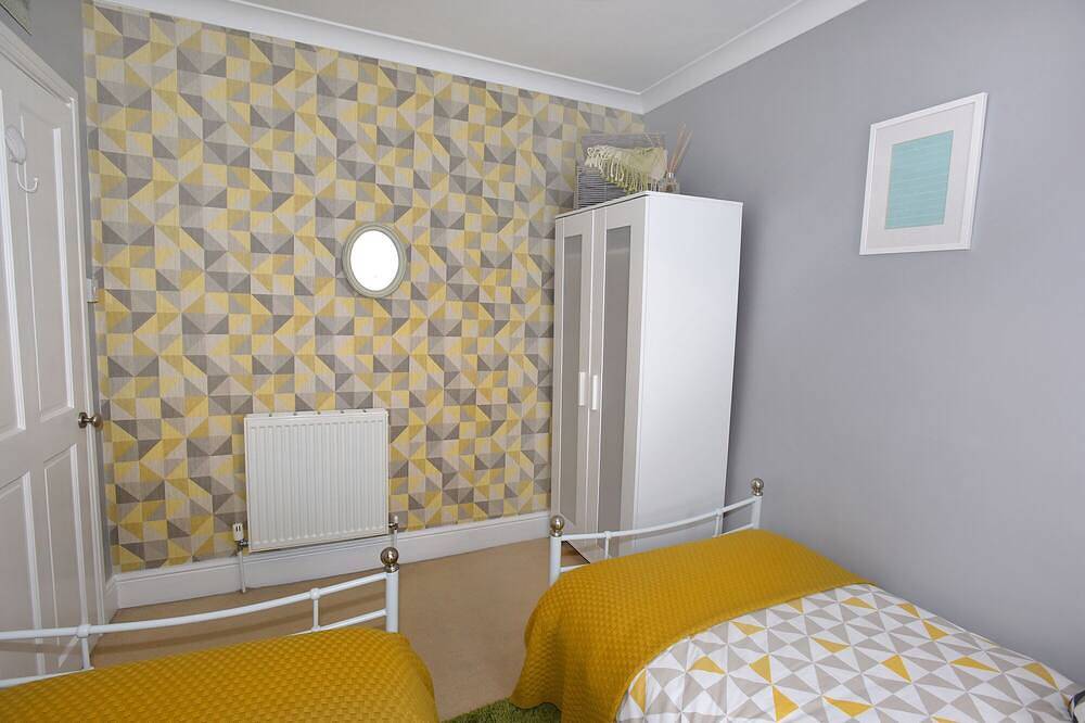 Cornish Pearl. Spacious three bedroom cottage 400 yards to the beach inc parking in St. Ives, Cornwall