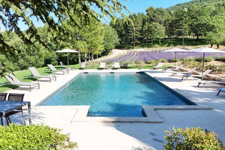 Villa pour 17 personnes, avec Balcon et Terrasse ainsi que Jardin et Piscine à Apt