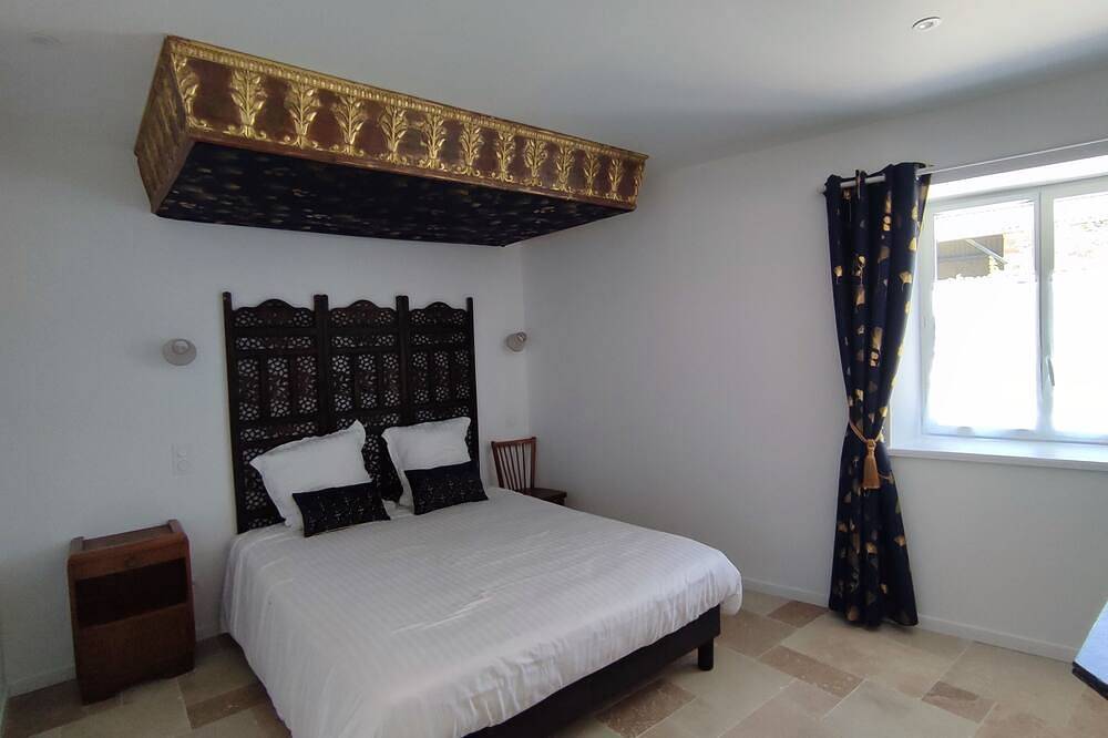 Old chapel 3km from the bay of Mont Saint Michel, exceptional garden in Ardevon, Pontorson