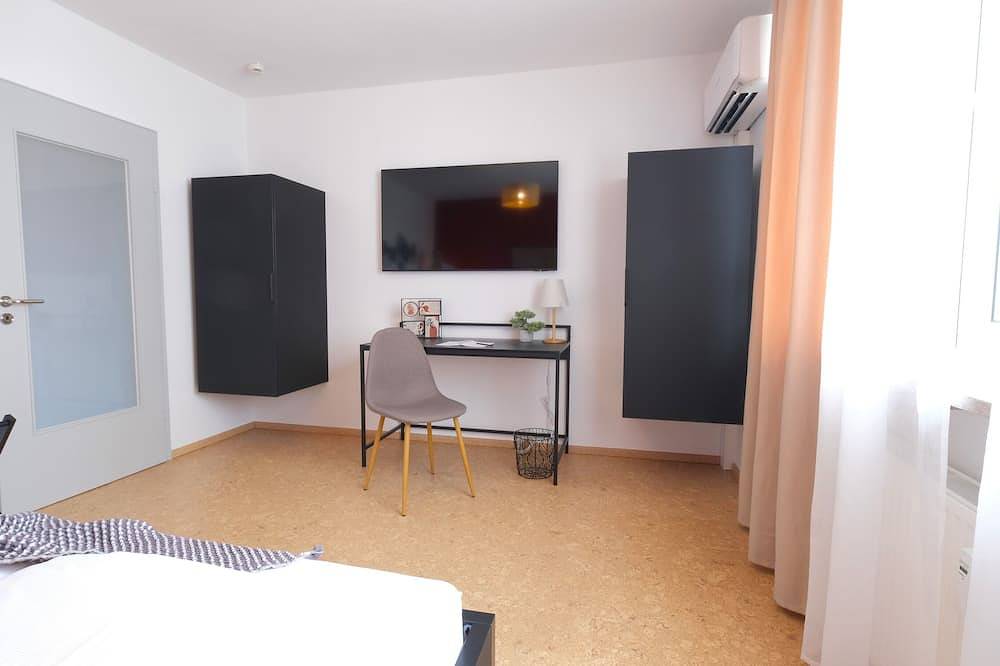 Ganze Wohnung, Helle Ferienwohnung (105qm) mit großer Küche und Parkplatz in Sinzing, Ostbayern