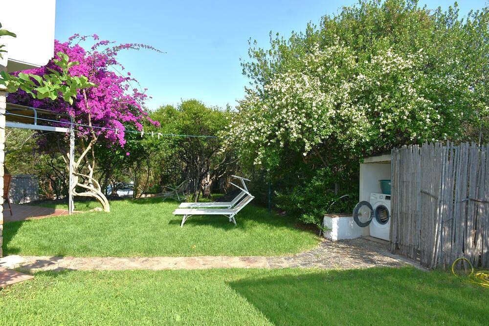 Villa mit exklusivem Garten, 240 Meter vom Strand entfernt, Meer- und Bergblick. in Tancau sul Mare, Lotzorai