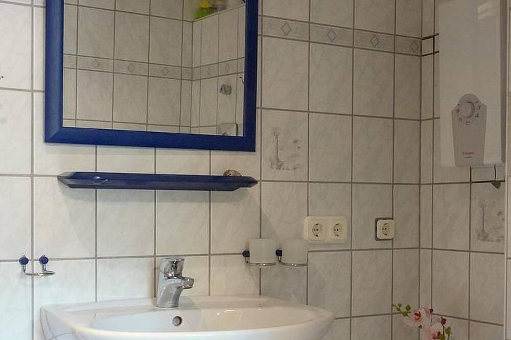 Entire apartment, Mit Blick auf das Wasser by Interhome in Bad Elster, Chemnitz (region)