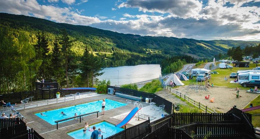 Camping for 4 personer, Terrasse og Hage i tillegg til Barnebasseng og Badebasseng i Innlandet