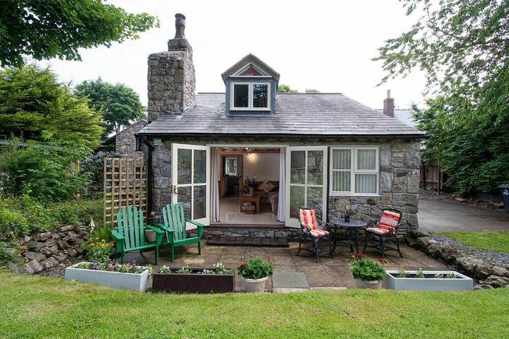 Cottage for 2 people, with Terrace and Garden in Wales