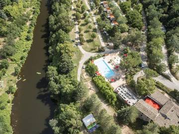 Camping pour 2 personnes, avec jardin ainsi que piscine et terrasse dans Privas