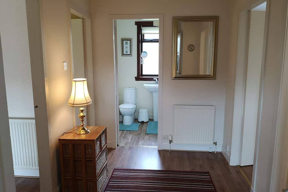 Bungalow-Komfort-Eigenes Badezimmer-Strassenblick in Pitlochry, Perthshire