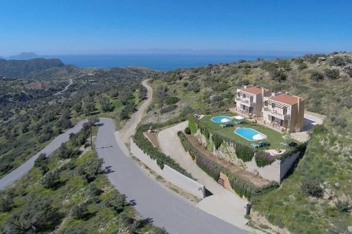Location de vacances pour 5 personnes, avec vue sur l’océan et balcon ainsi que piscine et jardin dans Triopetra - 4