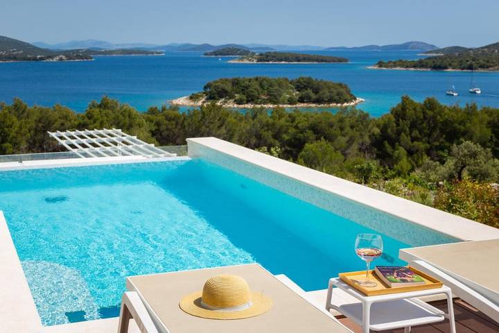 Villa pour 8 personnes, avec sauna et jardin ainsi que jacuzzi et piscine à Jezera