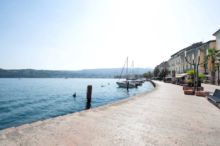 Geheel appartement, Appartement 'Flat 3' met uitzicht op het meer, Wi-Fi en airconditioning in Salò, Garda Bergen