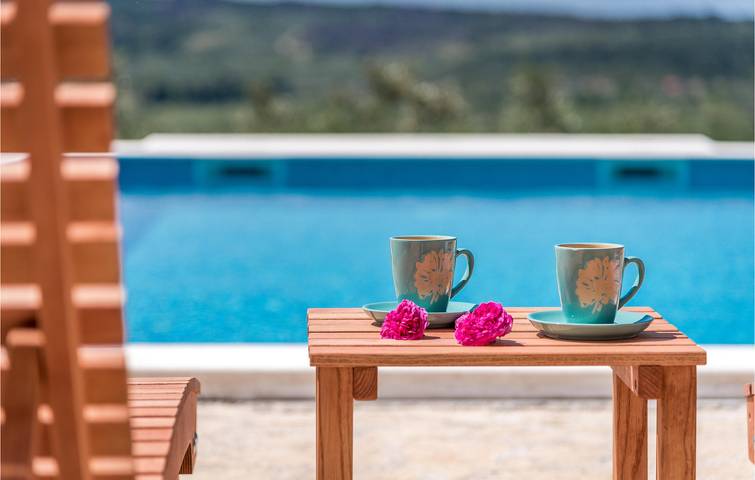 Gemütliche Ferienwohnung, 1 km von der Küste entfernt: WLAN, Klimaanlage, Pool und Terrasse in Sibenik, Šibenik-Knin