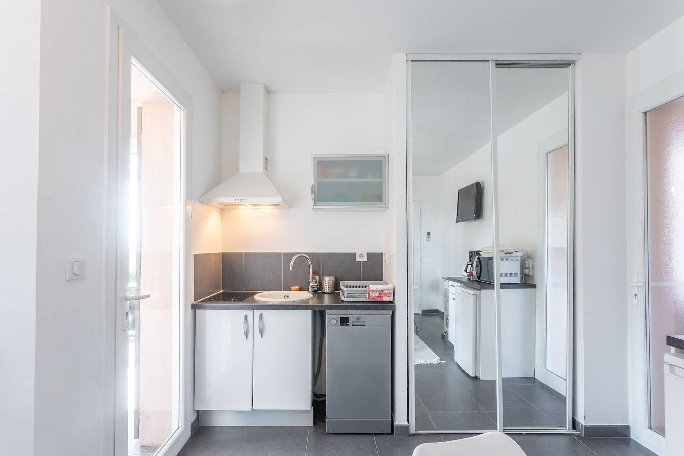 Entire studio, Studio "1 - Le Mas Du Soleil" with Shared Pool, Wi-Fi, and Air Conditioning in Sainte-Maxime, Mediterranean Coast (France)