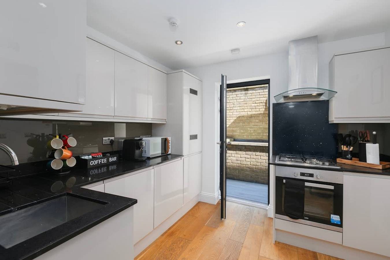 Entire apartment, Stylish Shoreditch Apartment with Balcony Sleeps 4 in Bethnal Green, London