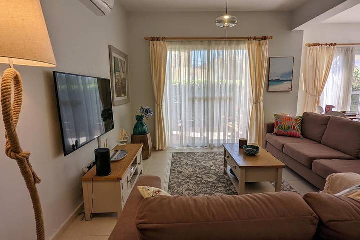 Holiday rental for 4 people, with pool and hot tub as well as garden in Kato Paphos