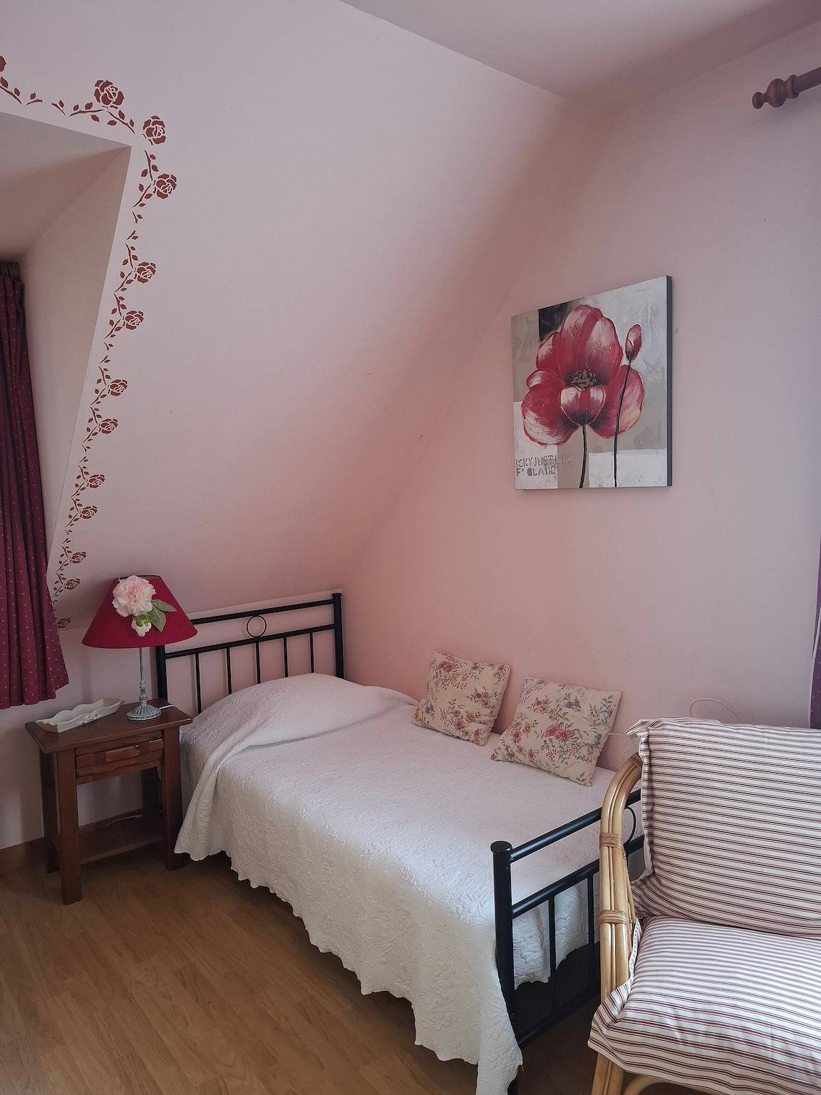 Chambre d’hôtes Rose Briéronne 3p - étage avec terrasse et jardin partagés, Wi-Fi in Saint-Lyphard, Région de Saint-Nazaire