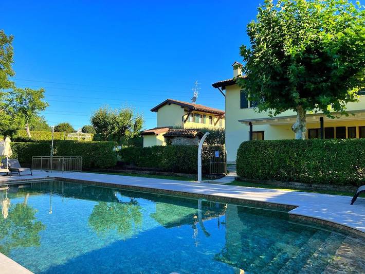 Privatzimmer für 3 Personen, mit Terrasse und Garten sowie Pool und Ausblick