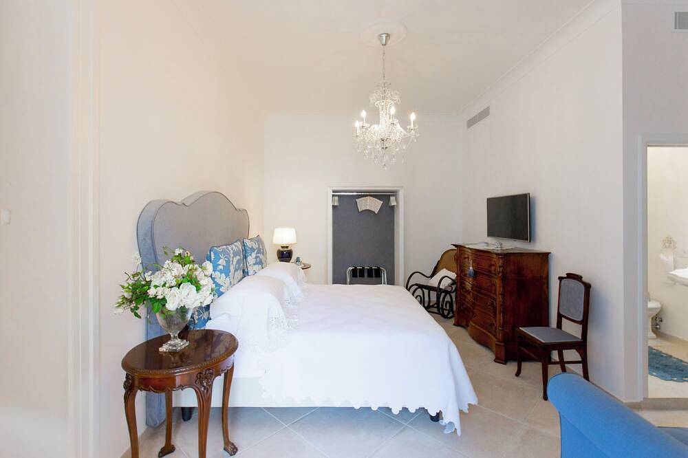 Daphne Suite with garden within walking distance of the station and the sea in Meta, Península Sorrentina
