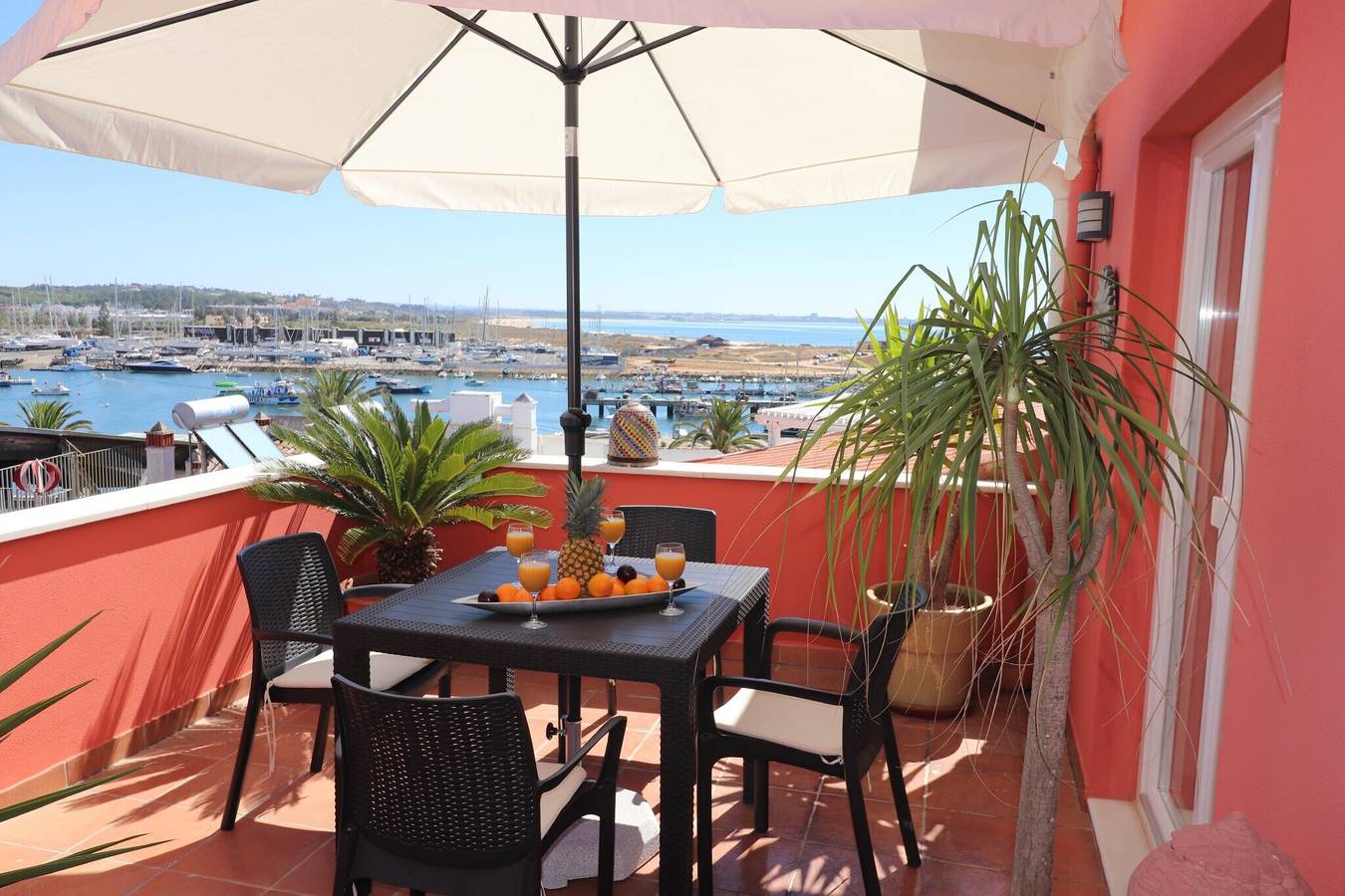 Ganze Wohnung, Ferienwohnung 'Apartamento Vista Marina' mit Meerblick, privater Terrasse und Wlan in São Sebastião, Lagos
