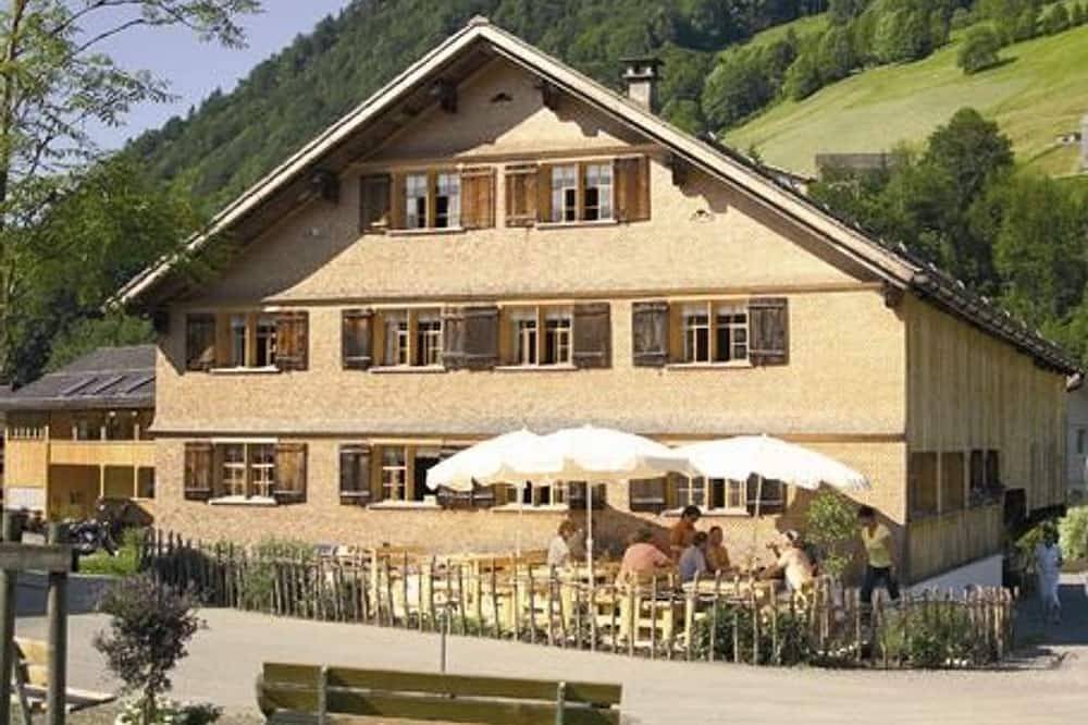 Geheel appartement, Double room Hangspitze - listed house in idyllic Mellau - Nazes in Mellau, Bregenzerwoud