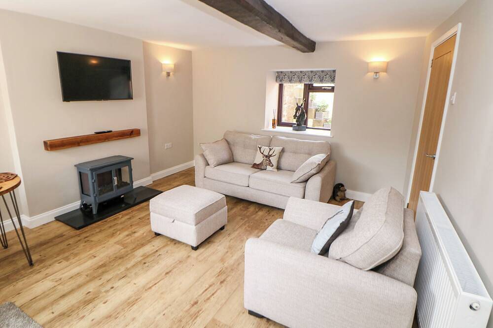 Smithy Cottage, pet friendly, with a garden in Chesterfield in Derbyshire