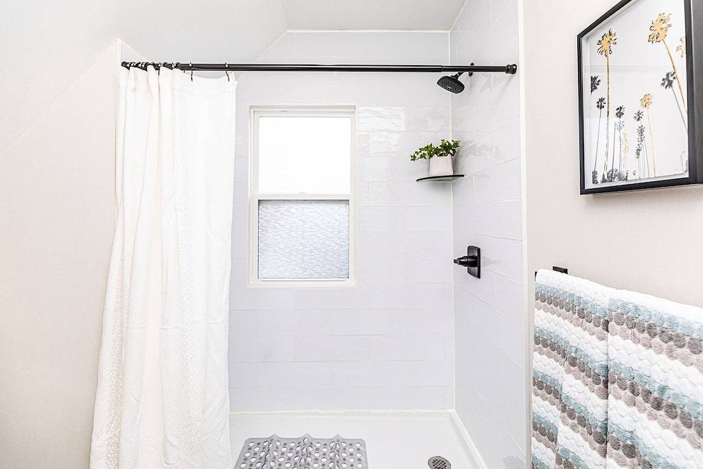 Gorgeous 3Br Near Botanical Gardens w/ Fenced Yard, Large Deck, Pet-Friendly in Henrico County