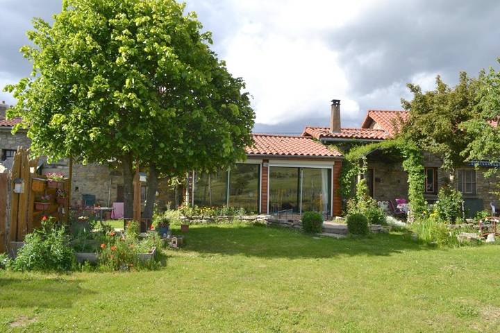 Chambre d’hôte pour 3 personnes, avec piscine ainsi que jardin et vue, adapté aux familles