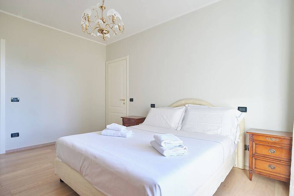 Entire apartment, Regina di Cuori - Two Bedroom Apartment, Sleeps 4 in Albenga, Riviera di Ponente