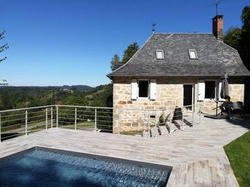 Gîte pour 6 personnes, avec piscine et terrasse ainsi que jardin et vue à Teyssieu