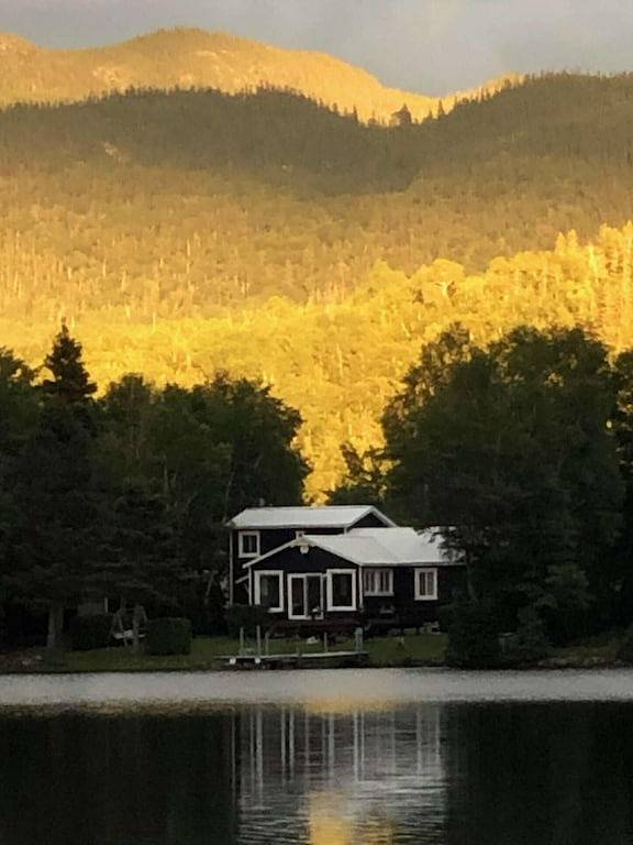 Chalet am Wasser in einem schönen Dorf in Mont Édouard