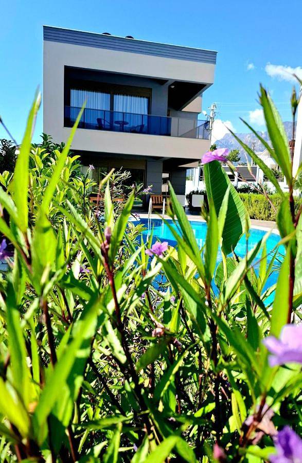 Chalet para 7 personas, con vistas además de piscina y jardín - 1