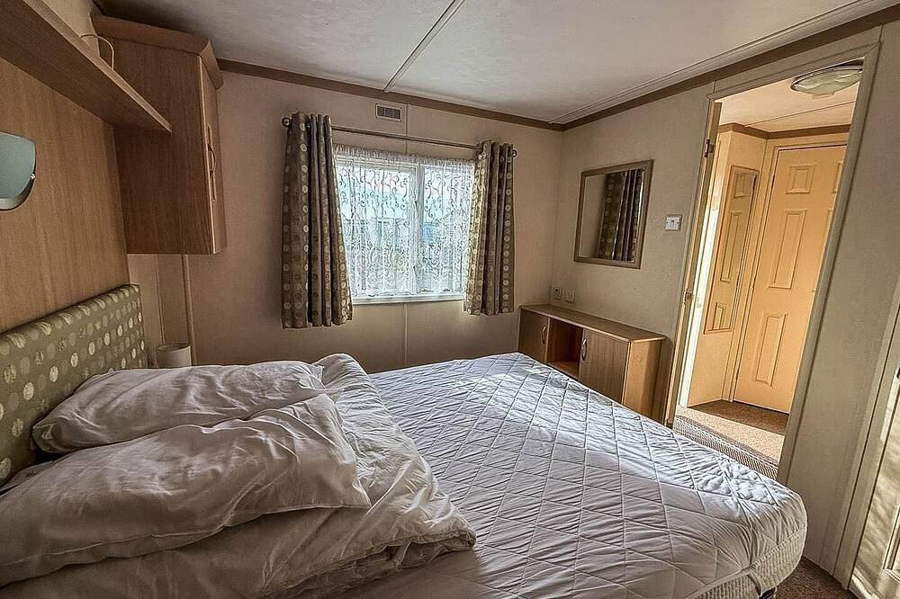 Superb caravan with decking & free Wifi at North Denes Holiday Park in Lowestoft, Sunrise Coast