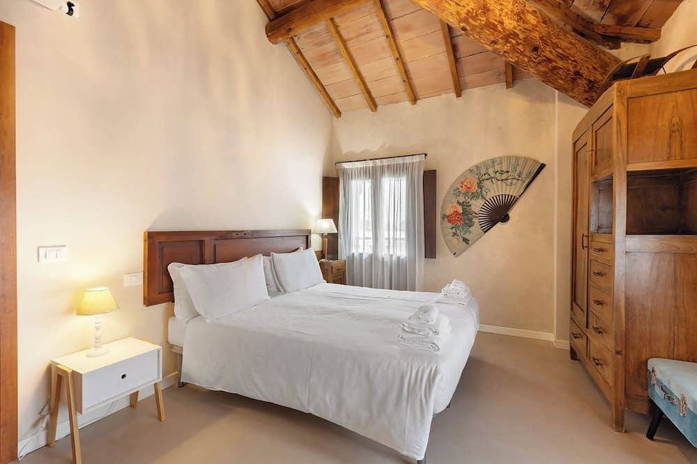 Villa 'Il Bozzolo Boutique Apt Magnolia' where Relaxation meets Design in Valeggio sul Mincio, Verona Province
