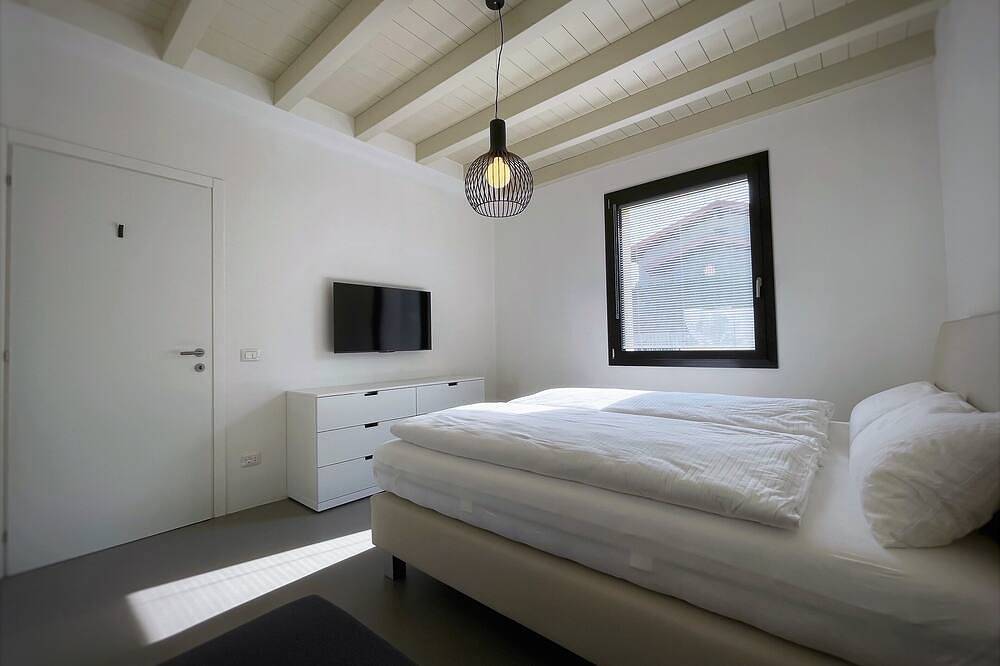 Vacation home \"Casa sulle colline di Barcuzzi\" Pool, garden & barbecue in Lonato, Garda Bergen