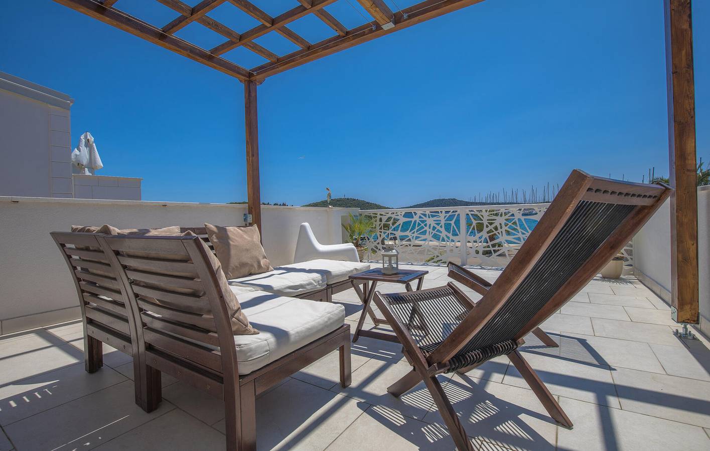 Apartamento vacacional entero, Apartamento de vacaciones para 6 personas con terraza in Rogoznica, Condado de Šibenik-Knin