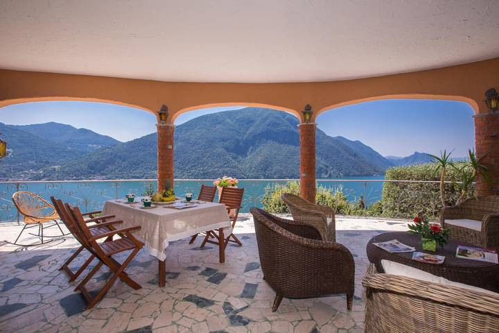 Villa für 10 Personen, mit Seeblick und Terrasse sowie Pool am Luganersee