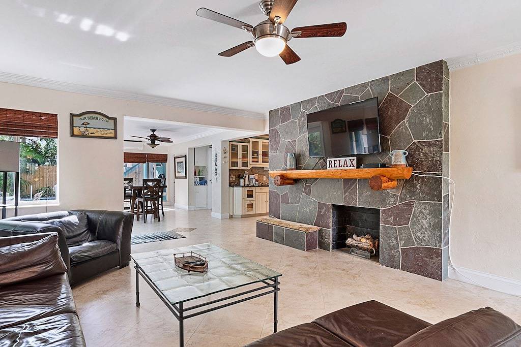 Beautiful Beach House with pool, lush tropical landscaping steps from the ocean in Lauderdale Beach, Fort Lauderdale